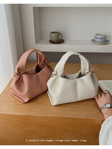 Détails de sacs en cuir rose poudré et crème avec d'élégants accents de bagues en métal doré