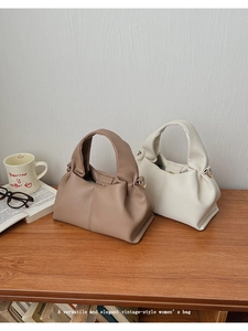 Détail de sacs nuages en cuir souple minimaliste rose et blanc avec anneaux dorés