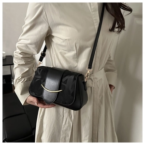 Detail der schwarzen PU-Leder Tasche mit Gold-Schnalle und verstellbarem Riemen