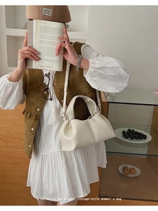 Détail du sac nuage plissé crème minimaliste avec texture cuir et fine bandoulière