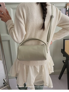Rückansicht einer salbeigrünen Vintage-Zylindertasche kombiniert mit Plisseerock