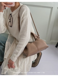 Détail du sac à main en cuir grainé moka avec bandoulière réglable pour femmes