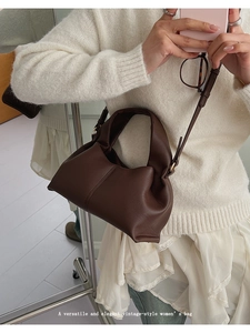 Détail du sac à main en cuir marron foncé avec design plissé vintage et bandoulière