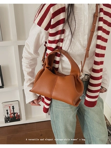 Détail du sac nuage plissé caramel avec texture en cuir souple et bandoulière réglable