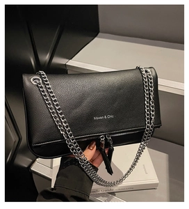 Dettaglio della borsa in pelle martellata nera con catena argento e logo Maven & Chic