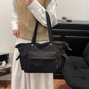 Borsa tote nera in velluto a coste con grande tasca frontale e dettaglio con coulisse
