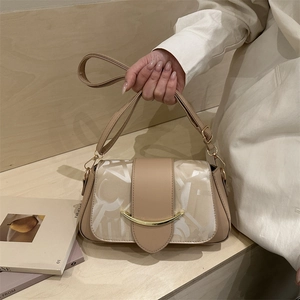 Beigefarbene Leder-Schultertasche mit abstrakten Buchstaben und goldenem Metallverschluss