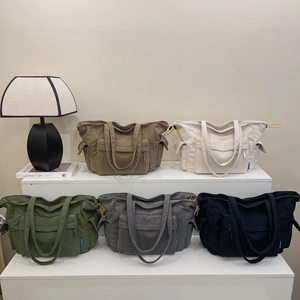 Borse tote in velluto a coste in cinque colori su espositore con dettaglio coulisse