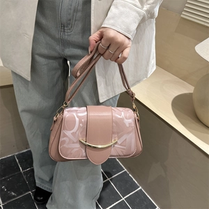Rosa Baguette-Schultertasche mit abstrakter Prägung und goldener sichelförmiger Schnalle