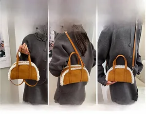 Trois modes de portage pour sac bandoulière en daim avec bordure en laine d'agneau
