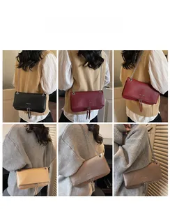 Diverse viste di borse a tracolla da donna in vari colori indossate da modelli
