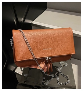 Détail du sac en cuir litchi marron avec double fermeture éclair et longues franges