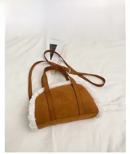Vue de dessus d'un sac à main en daim marron avec bordure en peluche et bandoulière