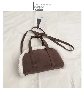 Détail du sac à main en daim marron café avec bordure en laine d'agneau blanche