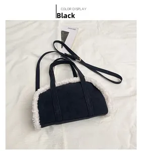 Vue de dessus du sac polochon en daim noir avec garniture en sherpa blanc et métal doré