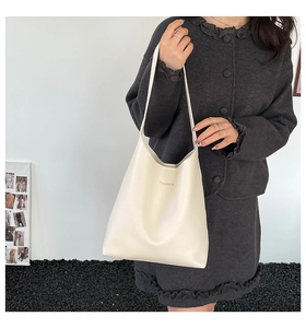 Sac bandoulière minimaliste en cuir mat beige avec lettrage mode et grande capacité