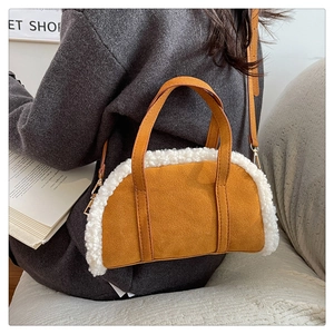 Détail du sac à main en daim jaune avec bordure en laine sherpa et boucles dorées