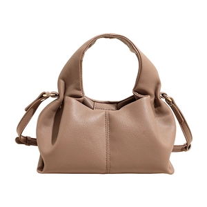 Sac nuage en cuir marron grainé avec boucle dorée et bandoulière réglable chic