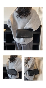 Détail du sac bandoulière noir grainé avec chaîne argentée et glands en cuir chic