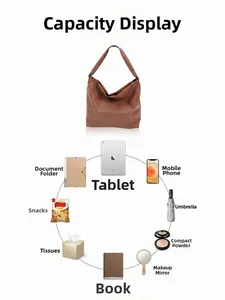 Capacité intérieure d'un sac hobo tressé montrant une tablette et des objets du quotidien