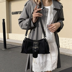 Sac à bandoulière noir style Harajuku japonais avec boucle argentée et détails plissés