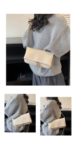 Détails du sac en cuir crème avec chaîne argentée et longues franges décoratives