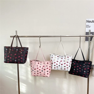 Set of four large-capacity tote bags with fashionable red and black lip print patterns
