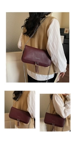 Détail du sac en cuir bordeaux texturé avec chaîne argentée et logo Moven & Chic