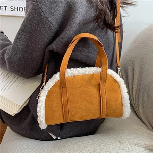 Sac à main en daim jaune avec bordure en laine de mouton blanche sur mannequin