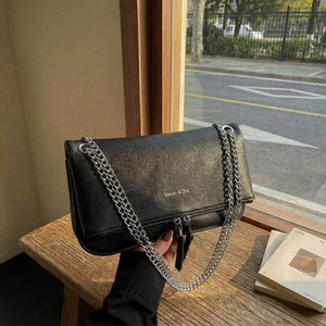 Borsa a tracolla minimalista in pelle nera con catena argento e chiusura a patta