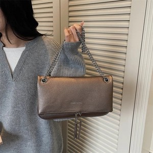 Borsa a tracolla marrone metallizzato con frange eleganti e catena d'argento chic