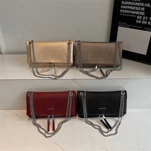 Borse a tracolla a busta alla moda in oro, bronzo, rosso e nero con catene in metallo