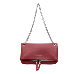Borsa a busta bordeaux in pelle martellata con catena e logo Maven & Chic