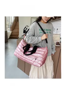 Sac de voyage matelassé rose en tissu brillant imperméable avec bandoulière réglable