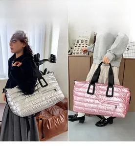 Sac fourre-tout matelassé métallisé en argent et rose avec de larges bandoulières chic