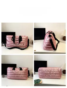 Vue multi-angle d'un sac de voyage matelassé rose métallisé avec poignées et bandoulière