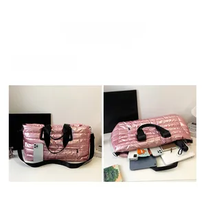 Sac de voyage matelassé rose avec grande capacité et compartiments organisés