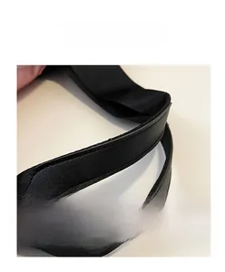 Détail de la sangle en cuir synthétique noir et nylon avec des coutures de précision