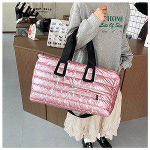 Détail du sac fourre-tout matelassé rose métallisé avec poignées en sangle noires
