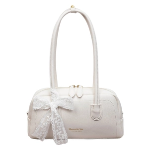 Sac Boston beige en cuir grainé avec nœud en dentelle et logo doré élégant