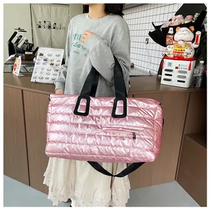 Sac de voyage matelassé rose avec bretelles en nylon noir et poche zippée