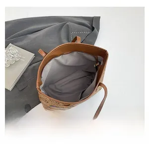 Intérieur spacieux d'un sac cabas à motifs avec doublure sombre et poche zippée fonctionnelle