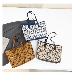 Détails des sacs cabas vintage en bleu marine, marron et beige avec motifs imprimés