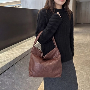 Sac fourre-tout en cuir tressé marron foncé avec grande capacité et style vintage chic