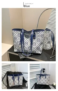 Détail du sac cabas à imprimé M bleu montrant le pendentif en métal et les finitions en cuir
