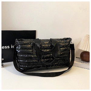 Détail du sac cabas matelassé noir brillant avec bandoulière réglable et amovible