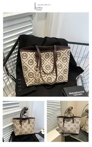 Vues détaillées du sac cabas marron café avec motif M et breloque logo dorée