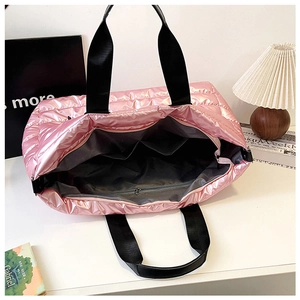 Grand sac de voyage matelassé rose métallisé avec intérieur spacieux et poches