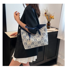 Grand sac cabas en toile à motif M avec breloque porté à l'épaule pour femme