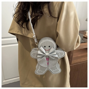Détail du sac à bandoulière bonhomme de pain d'épice argenté avec nœud et cœur rose